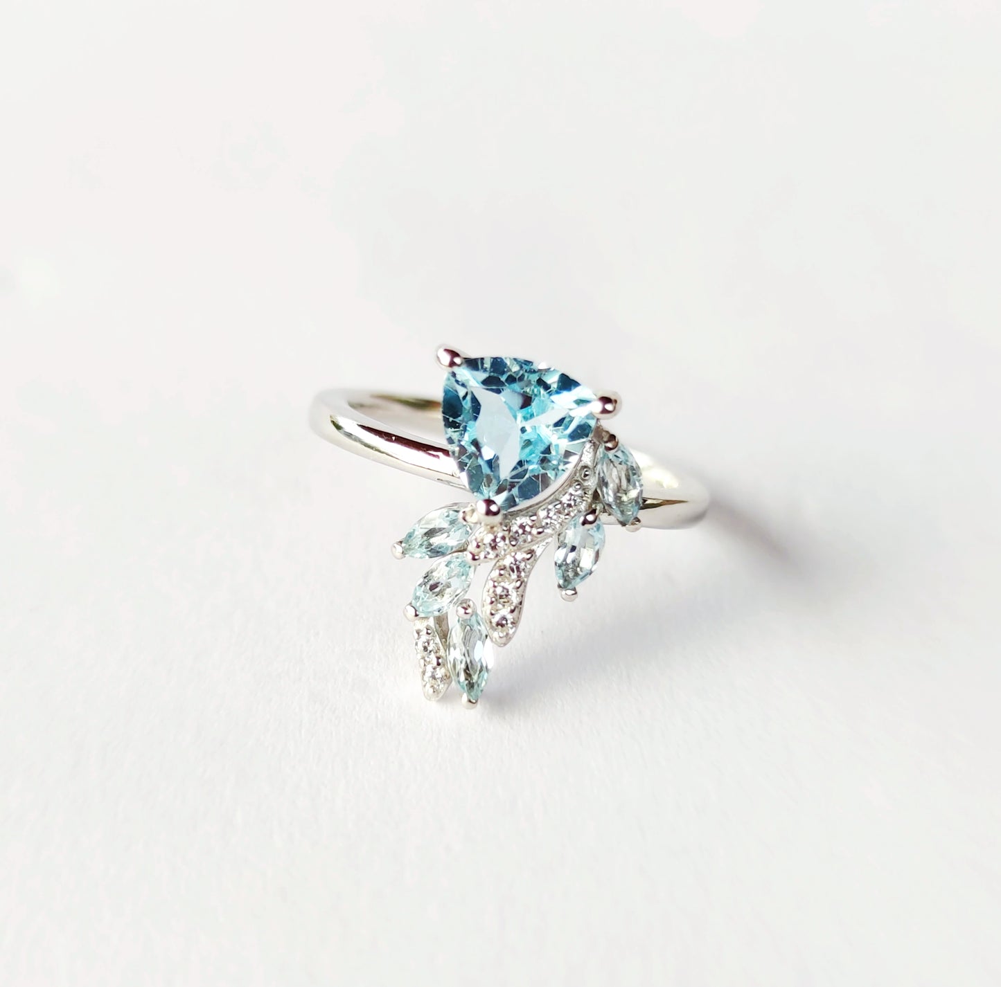 Серебряное кольцо с голубыми Топазами и Цирконами