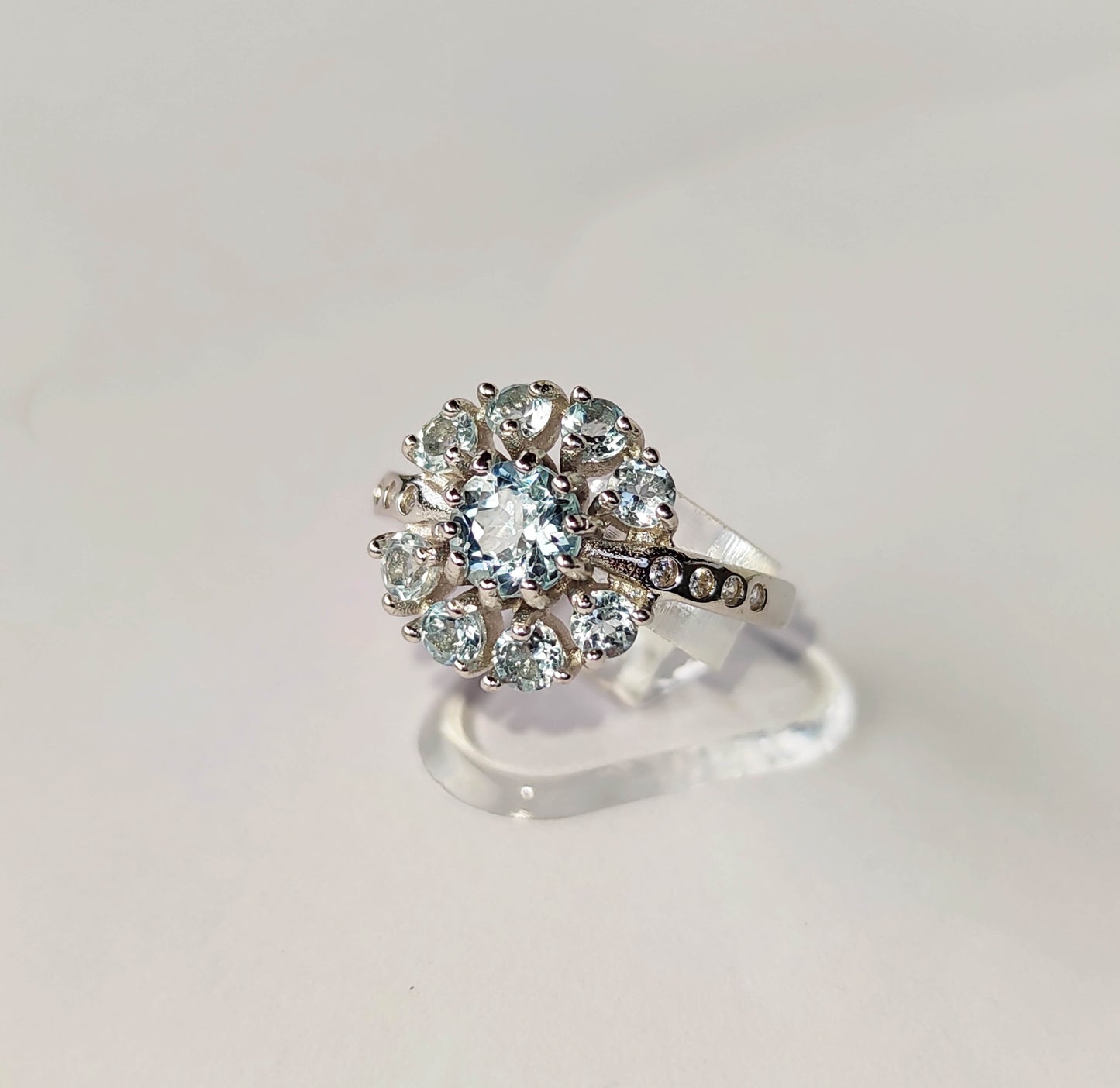 Sudraba gredzens ar ziliem topāzēm un cirkoniem