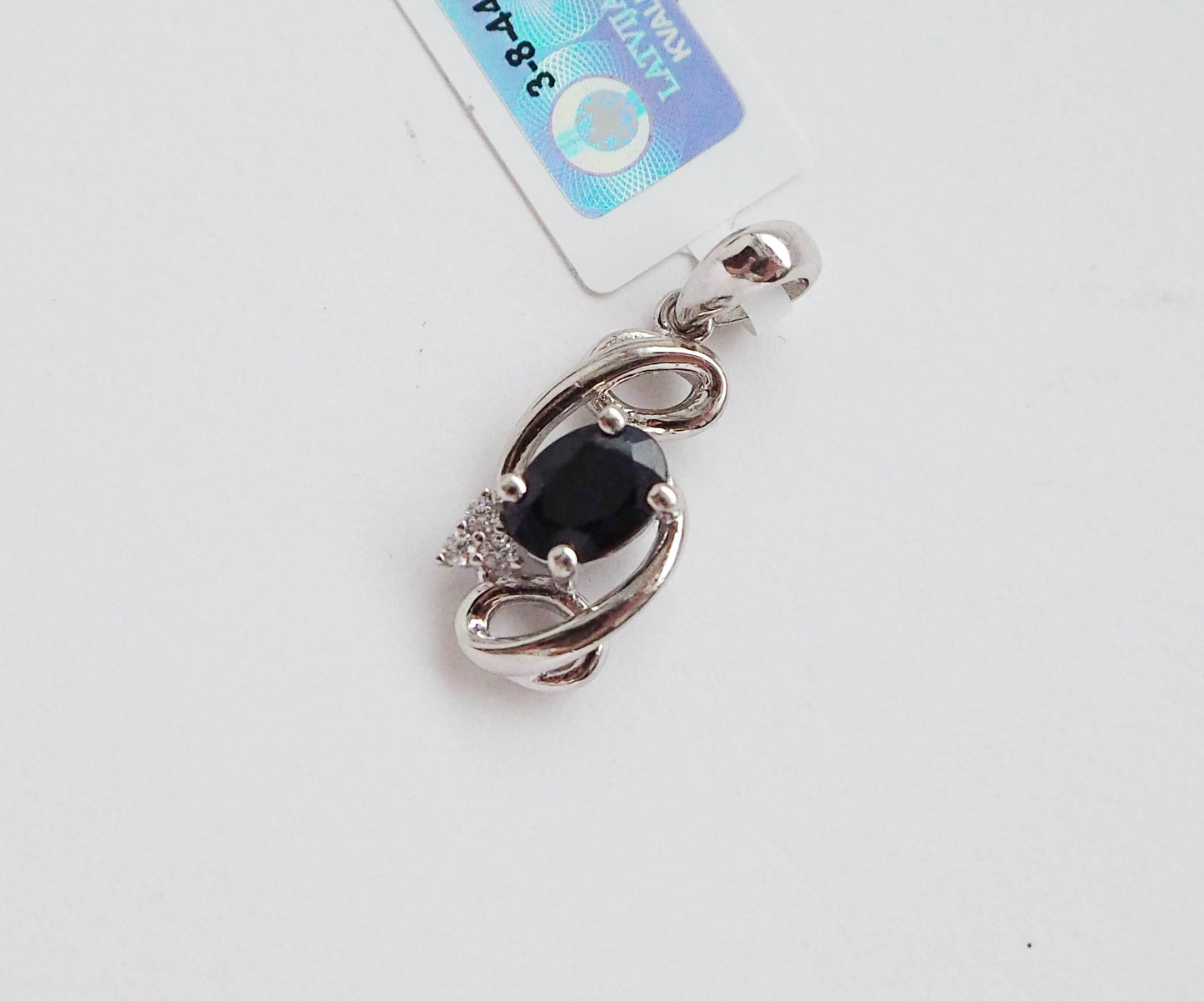 Sudraba kulons ar safīru un cirkoniem