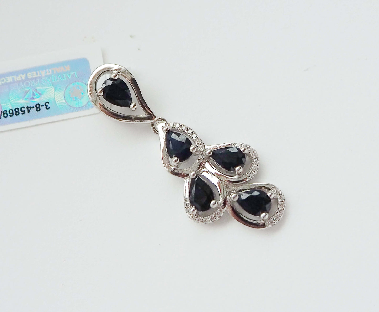 Серебряный кулон с сапфирами и цирконами