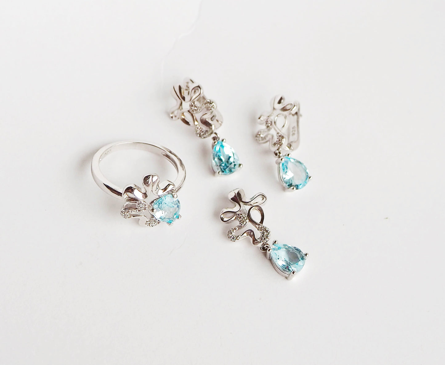 Sudraba gredzens ar zilu topāzu un cirkoniem