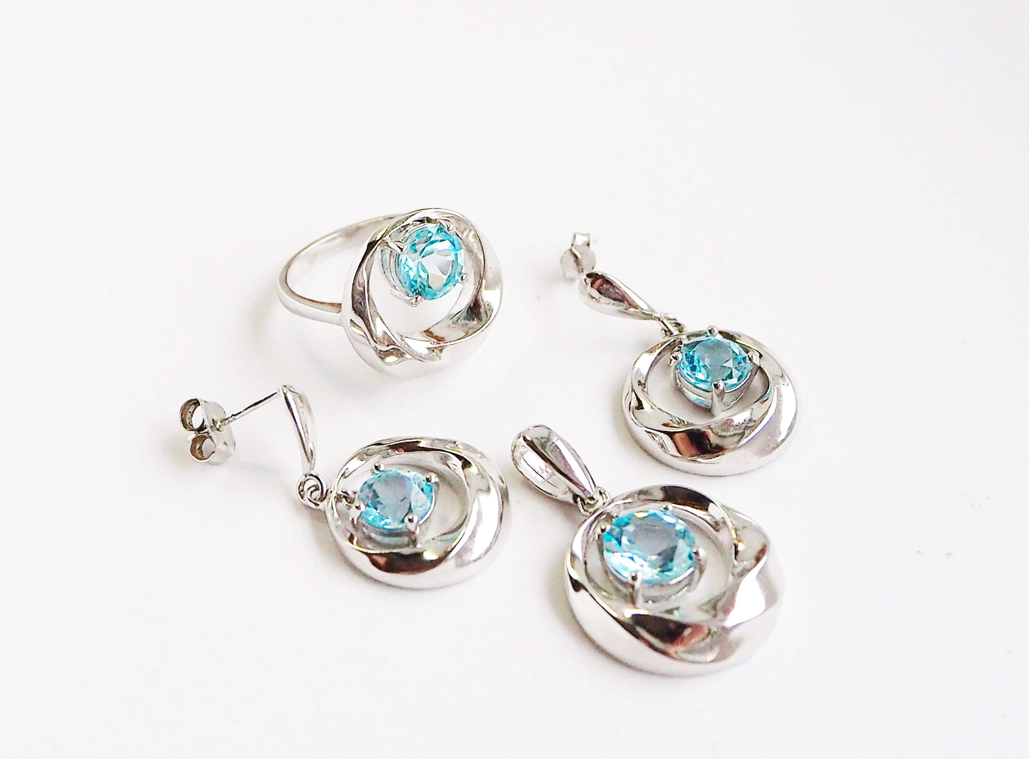 Серебряное кольцо с голубым топазом