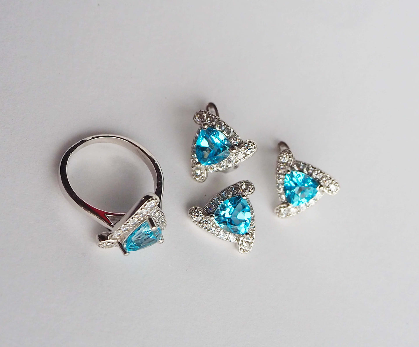 Sudraba gredzens ar Šveices zilo topāzu un cirkoniem