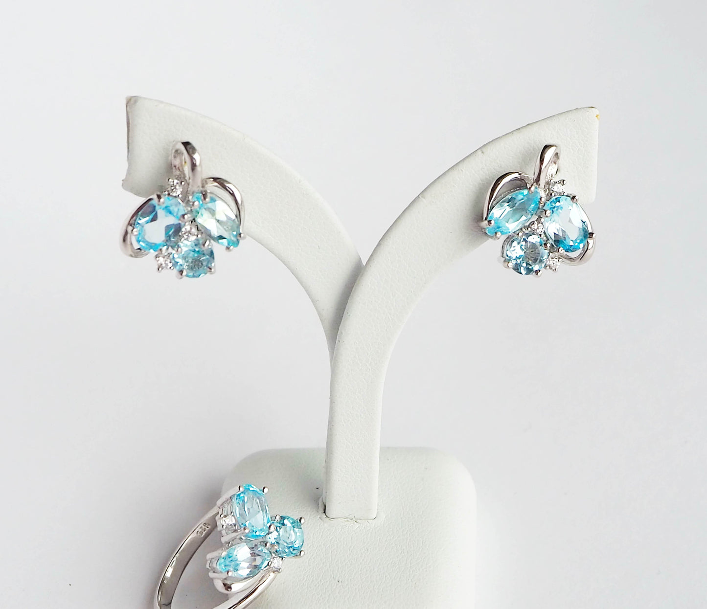 Серебряное кольцо с голубыми топазами и цирконами