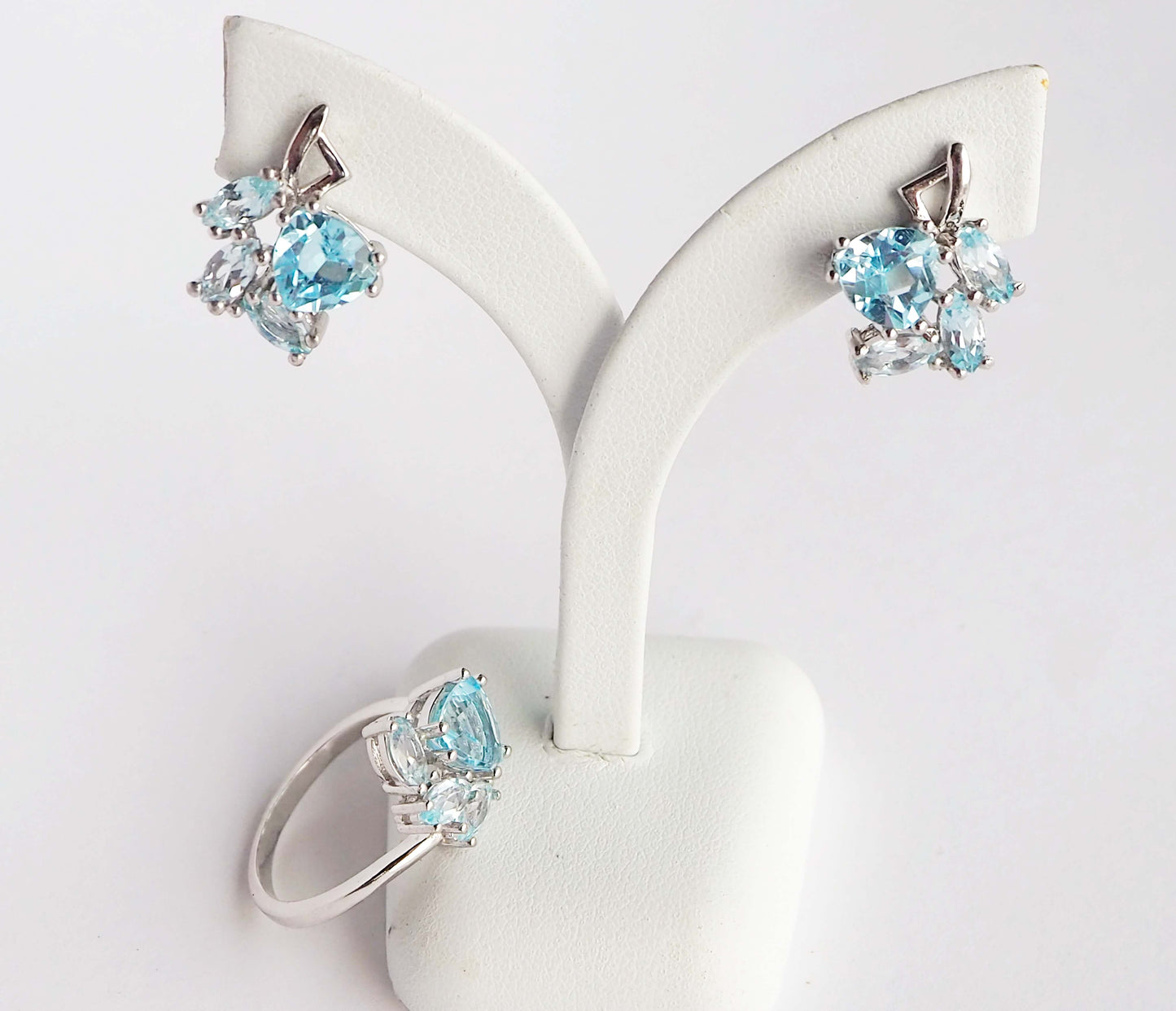 Серебряное кольцо TEV с голубыми топазами