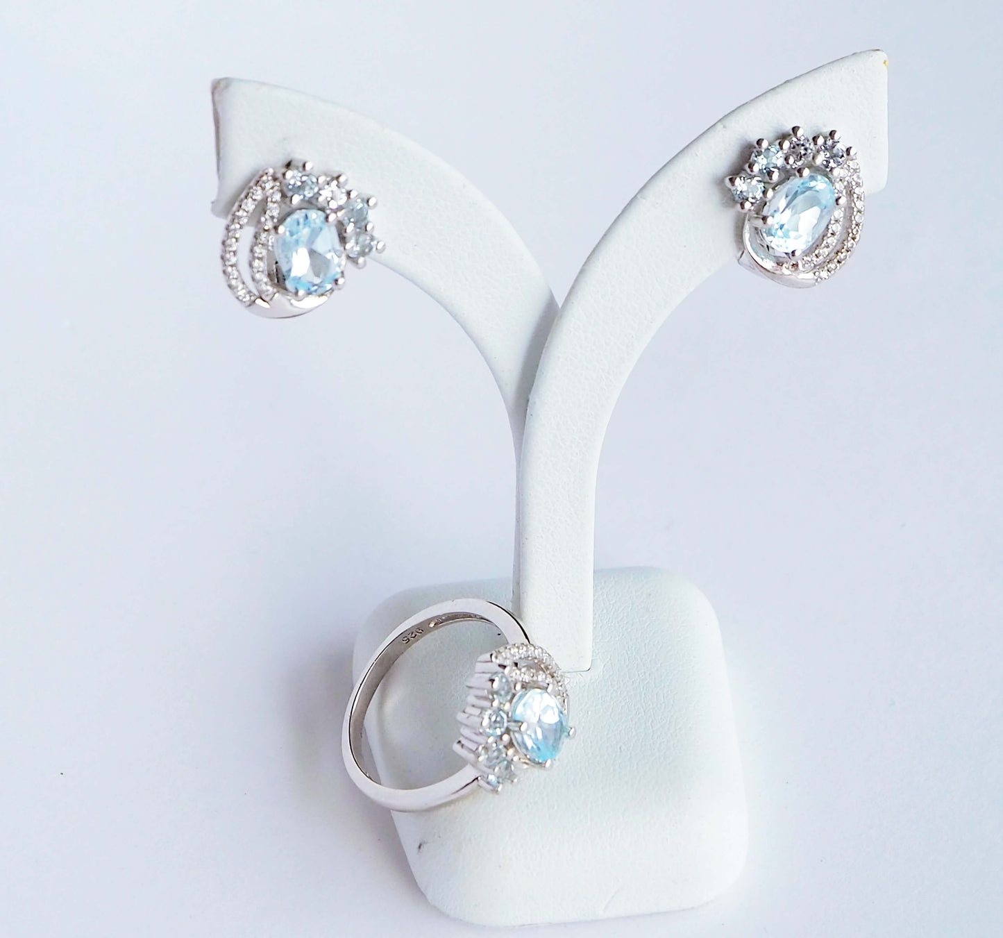 Серебряное кольцо с голубыми топазами и цирконами