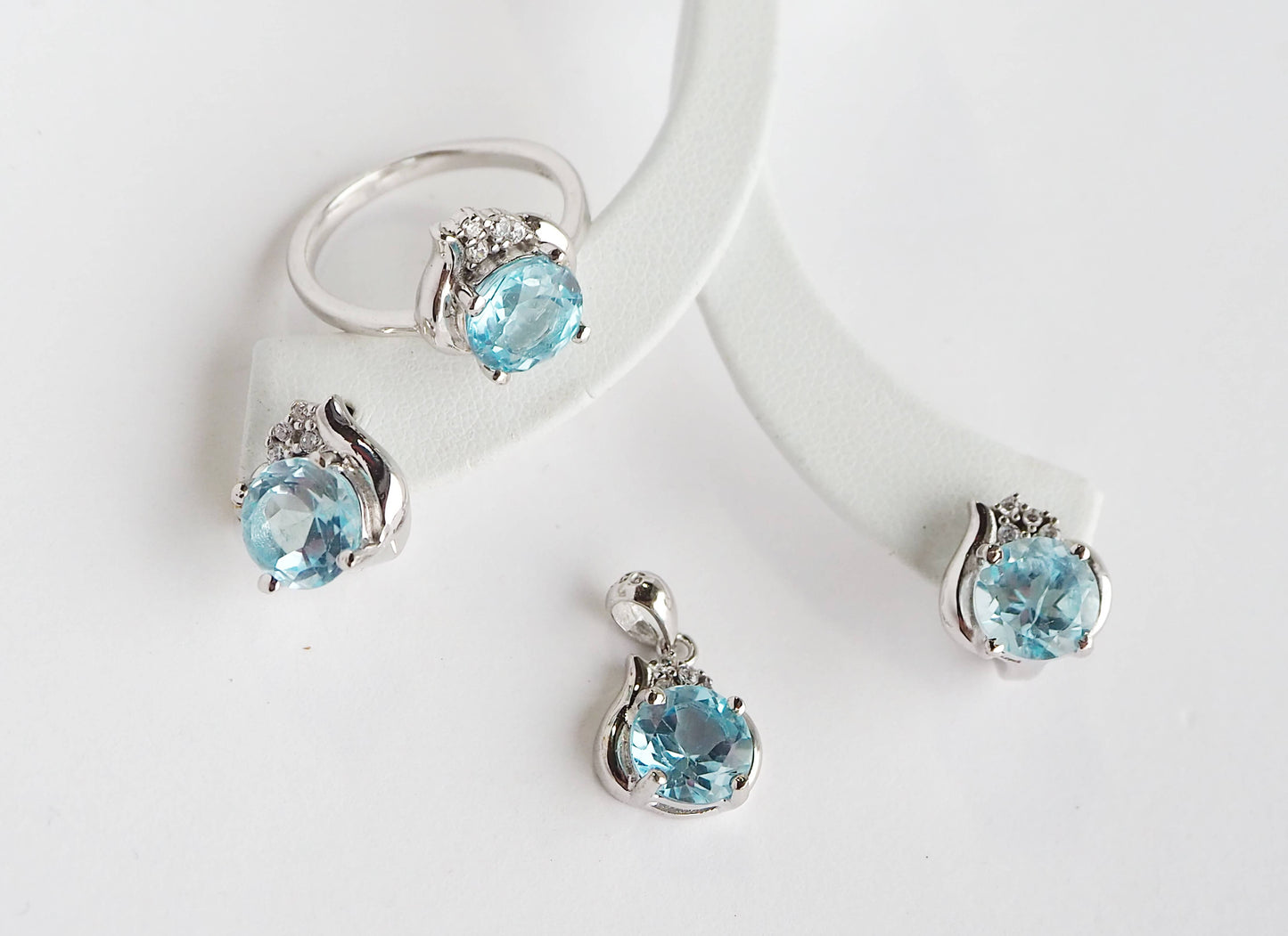 Серебряное кольцо с голубым топазом и цирконами