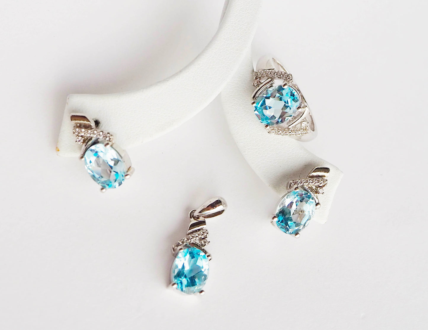 Sudraba gredzens ar zilu topāzu un cirkoniem