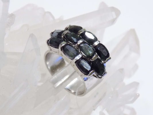 Sudraba gredzens ar zili zaļiem safīriem