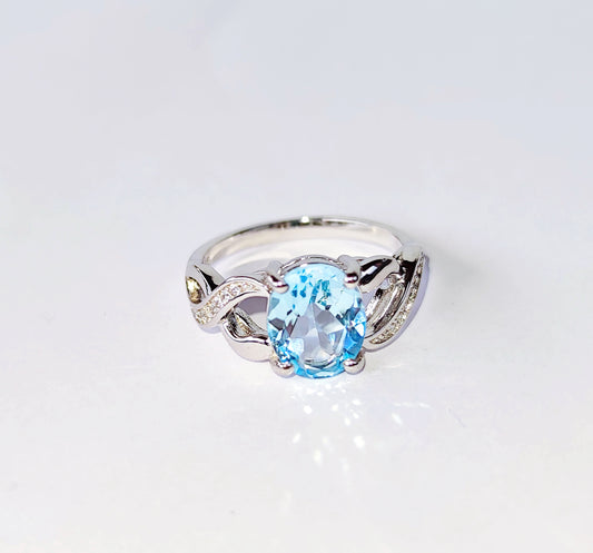 Sudraba gredzens ar zilu topāzu un cirkoniem